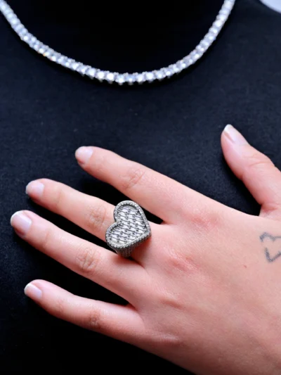 EVERLAY LOVED IN LIGHT BAGUETTE HEART RING