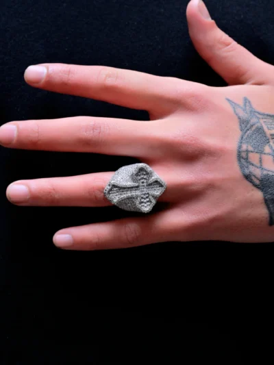 EVERLAY REDEEMED ICED BAGUETTE CROSS RING